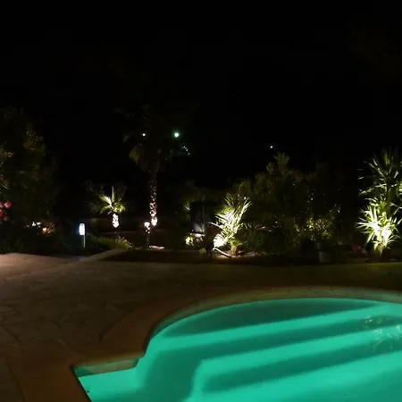 Appartement Grand Dans Maison Avec Piscine Privée Fréjus